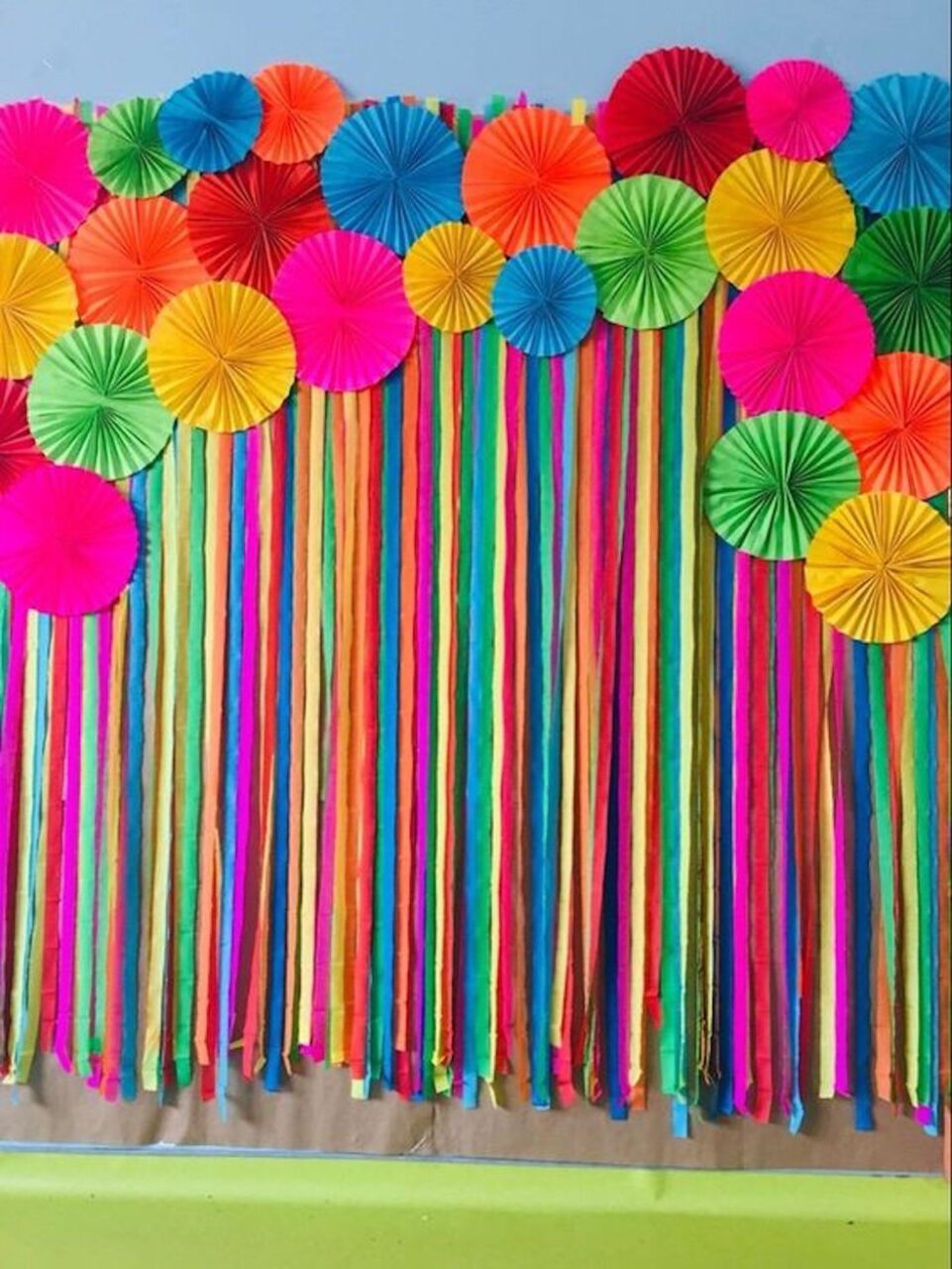 folia alegre e colorida em casa ...