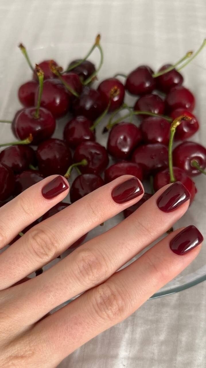 Unhas com esmalte vermelho cereja ...