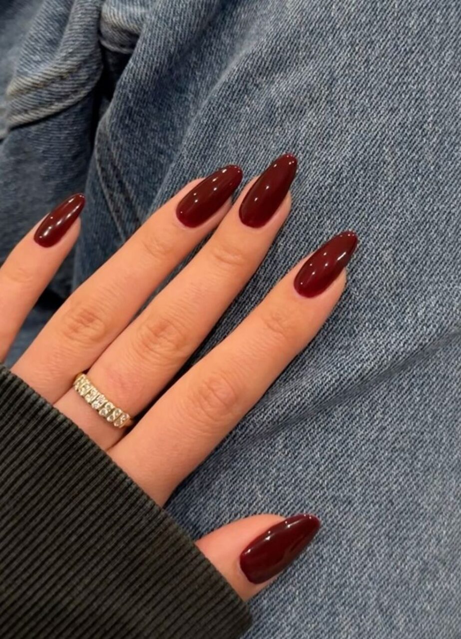 Unhas com esmalte vermelho cereja ...