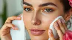 Mulher brasileira aplicando tônico facial caseiro com algodão, mostrando pele radiante e ingredientes naturais.
