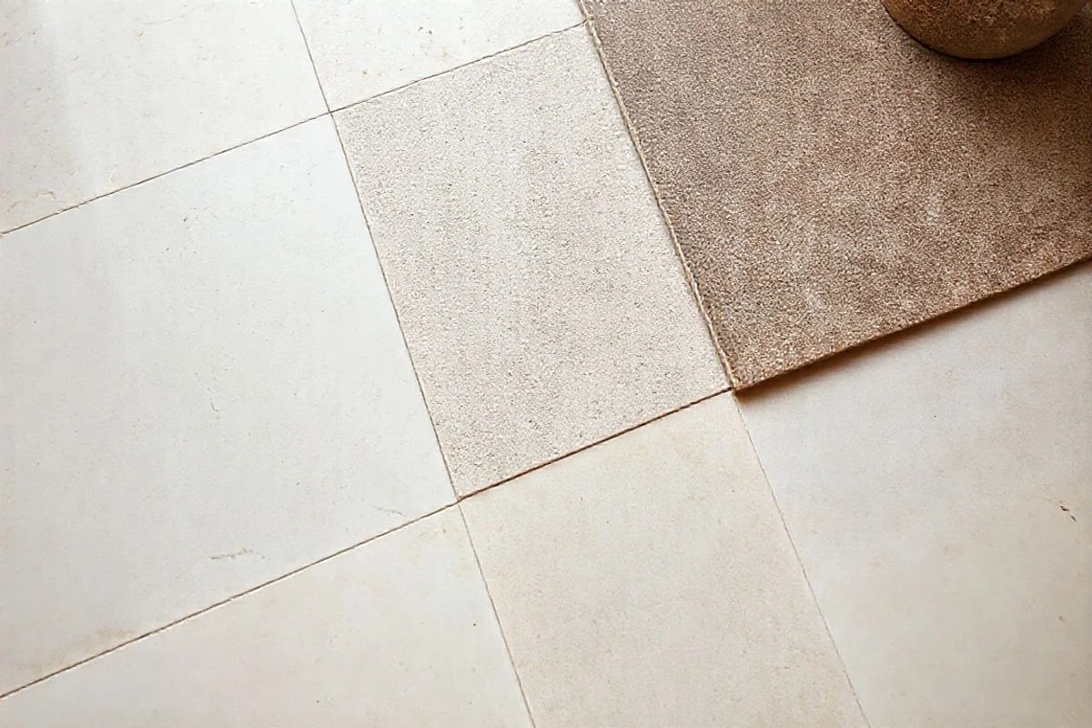Tipos de porcelanato: polido, acetinado, natural e esmaltado em close-up.