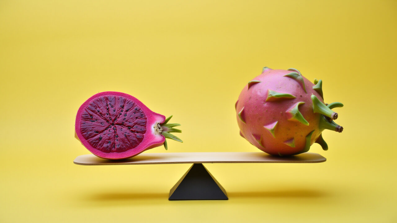 Commercial photography comparing the price of pitaya to its health benefits. Balanced scale, pitaya Comparativo de preço e benefícios da pitaya.