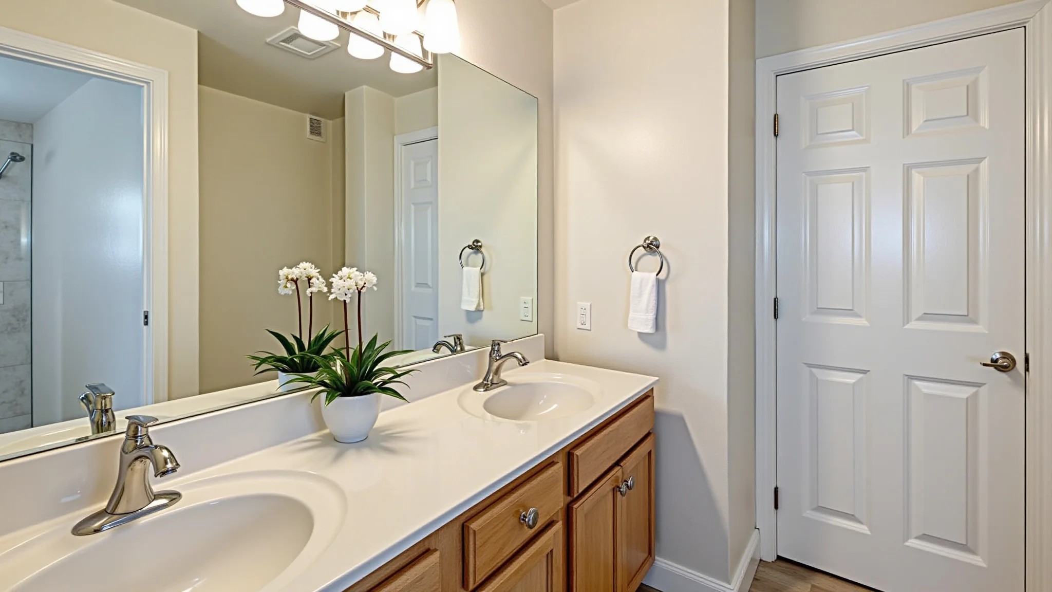 Banheiro modernizado com retrofit, apresentando acessórios modernos e iluminação eficiente.