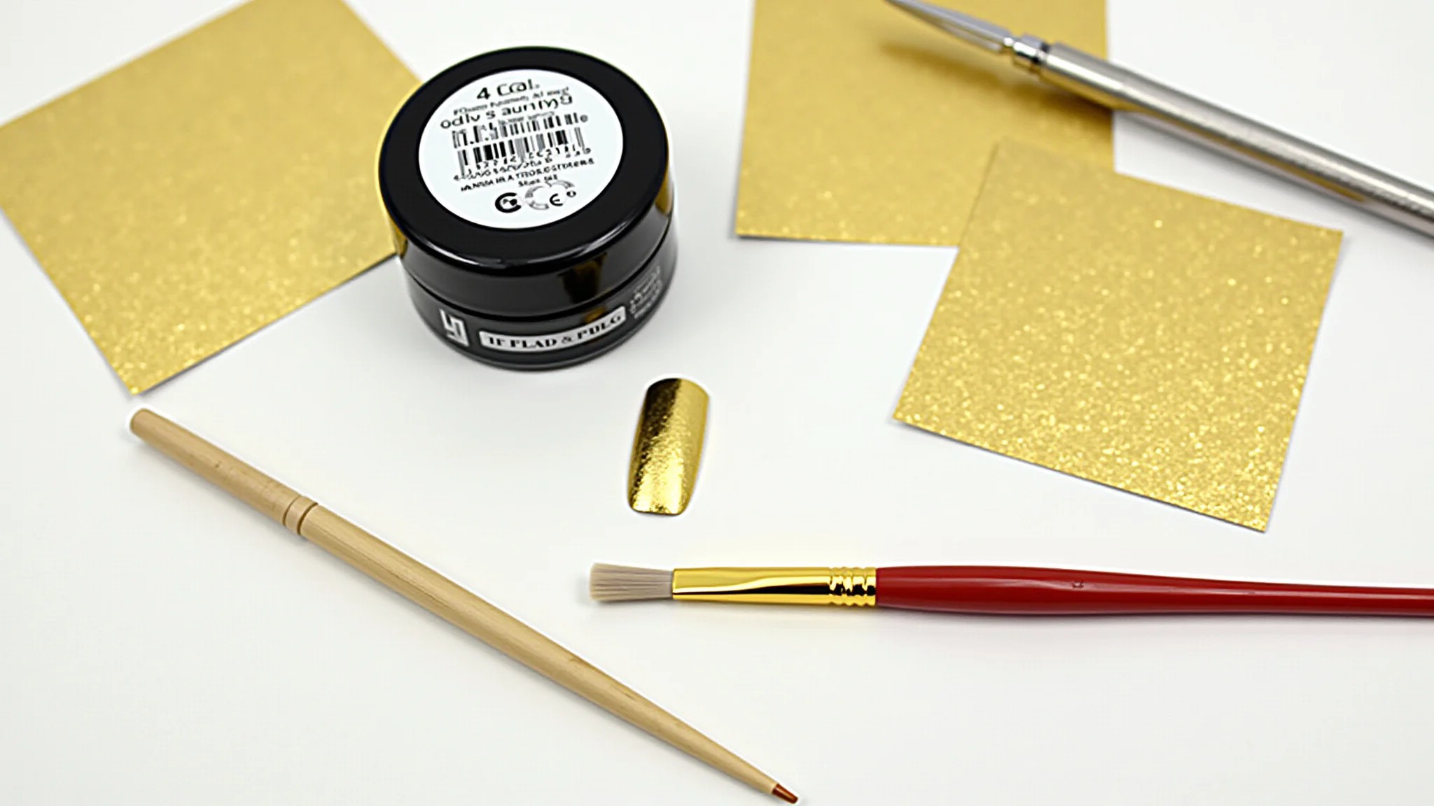Diversos materiais para nail art com folha de ouro: folhas, pincéis e top coat.