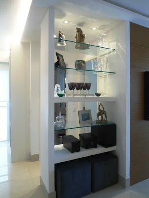 estantes vazadas e seus enfeites