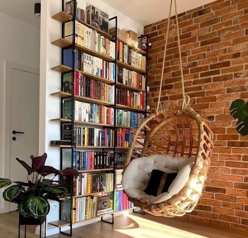 com livros em sua casa ...