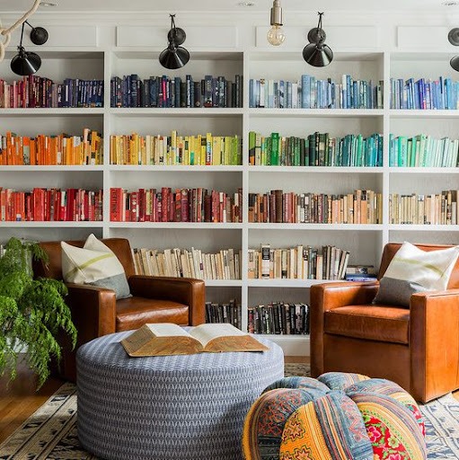 com livros em sua casa ...