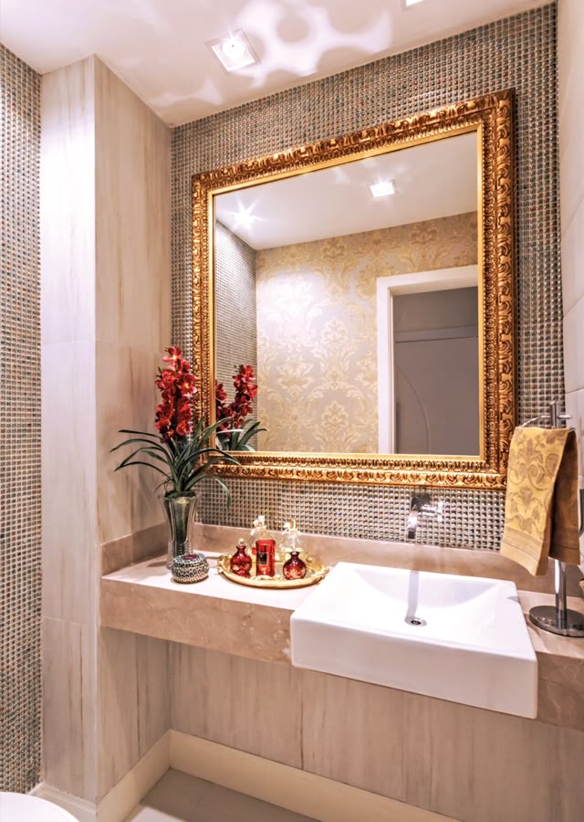 Espelhos com molduras em banheiros e ...