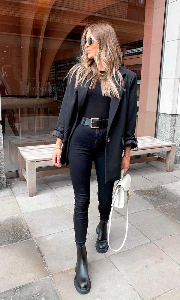 Look all black + detalhes dourados ...