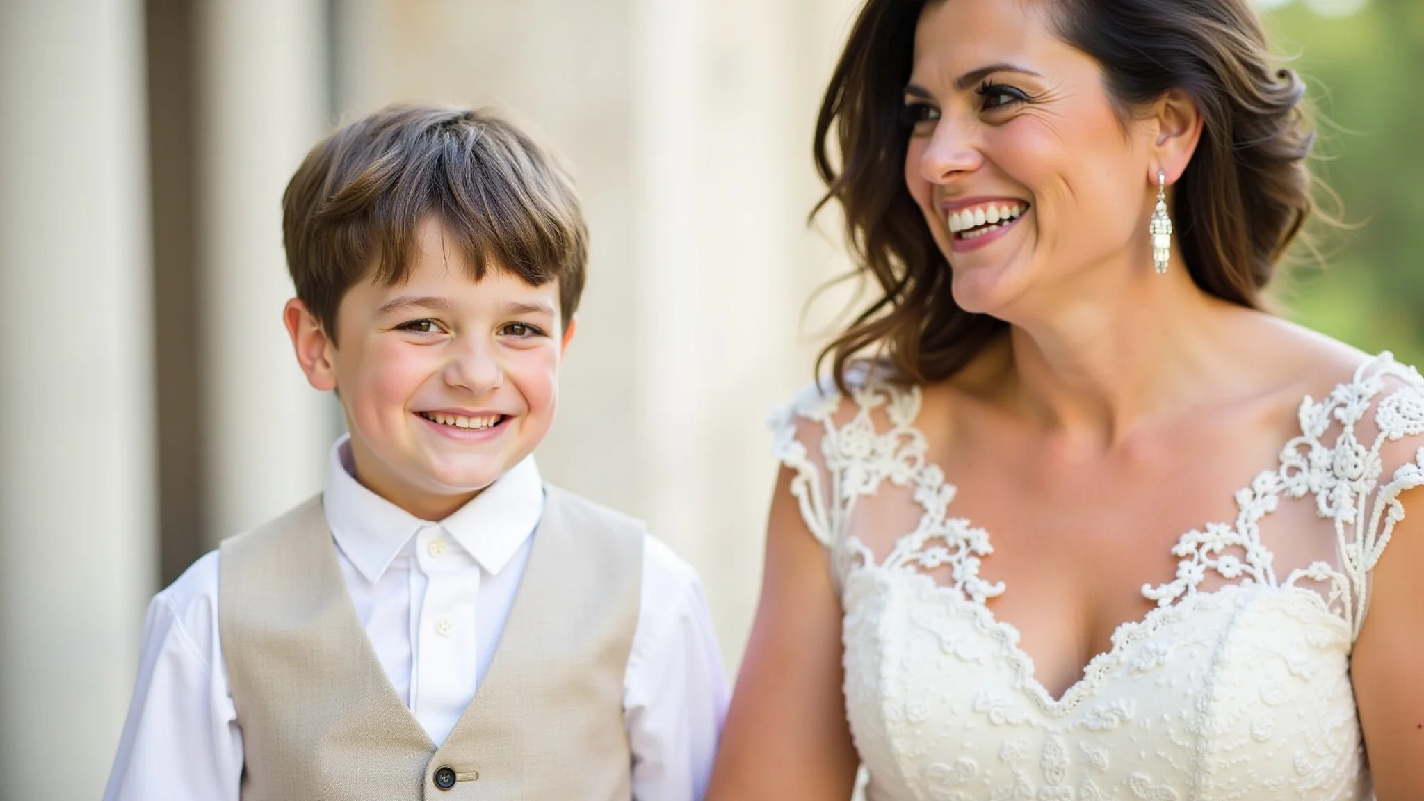 Pajem e daminha sorrindo em casamento elegante, roupas de linho claras.