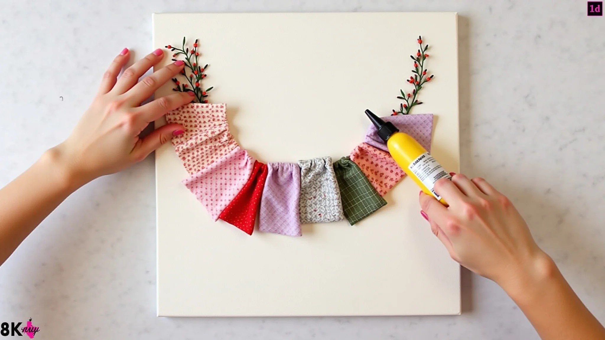 Mãos colando retalhos de tecido em uma tela, criando arte de parede, projeto DIY.