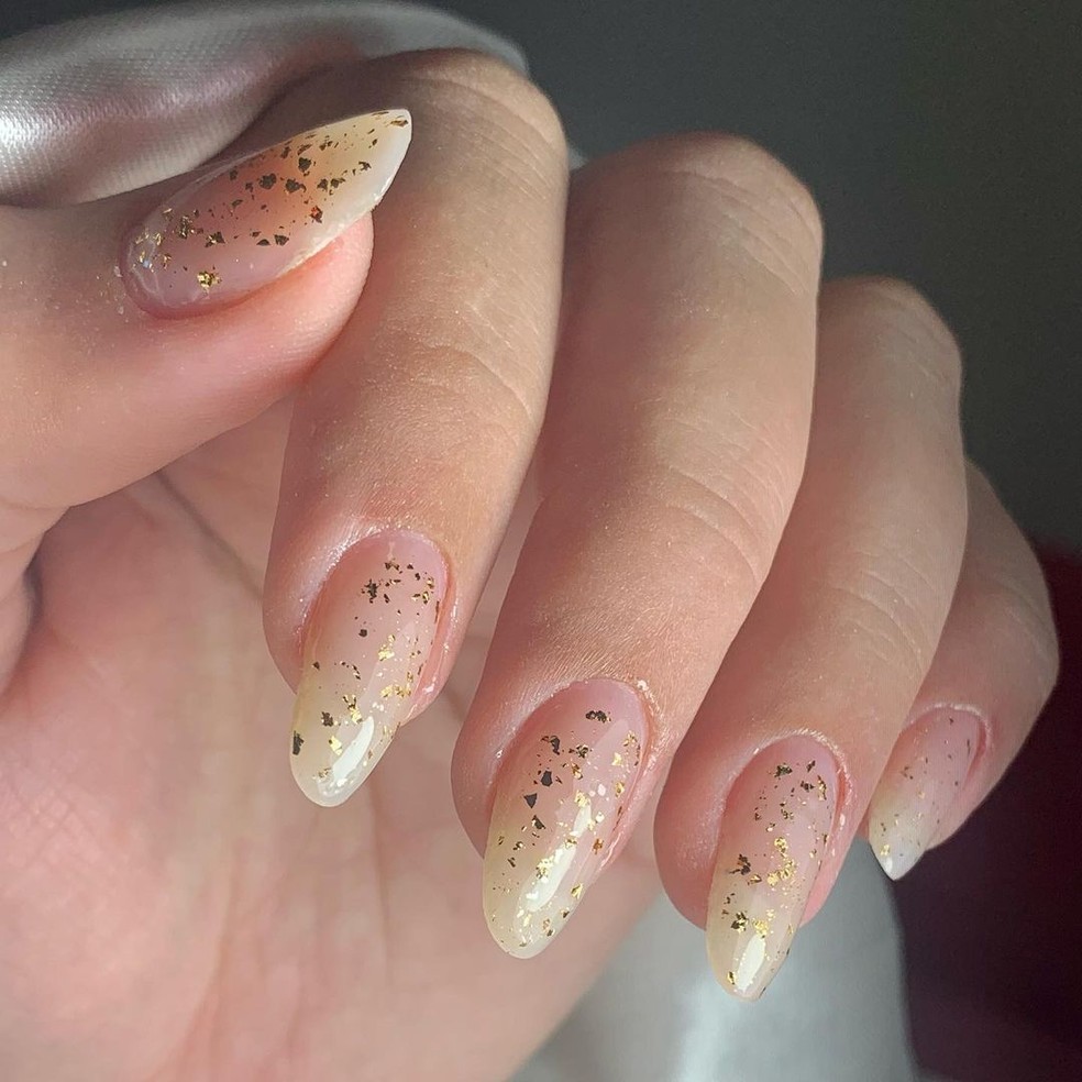 unhas decoradas com folhas de ouro ...