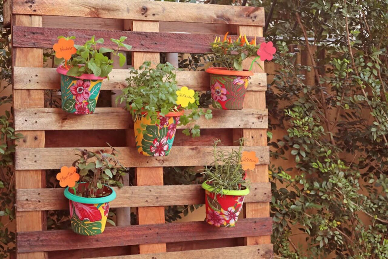 Utilize pallets na decoração do jardim ...