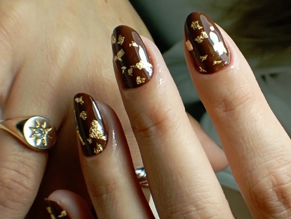 unhas decoradas com folhas de ouro ...
