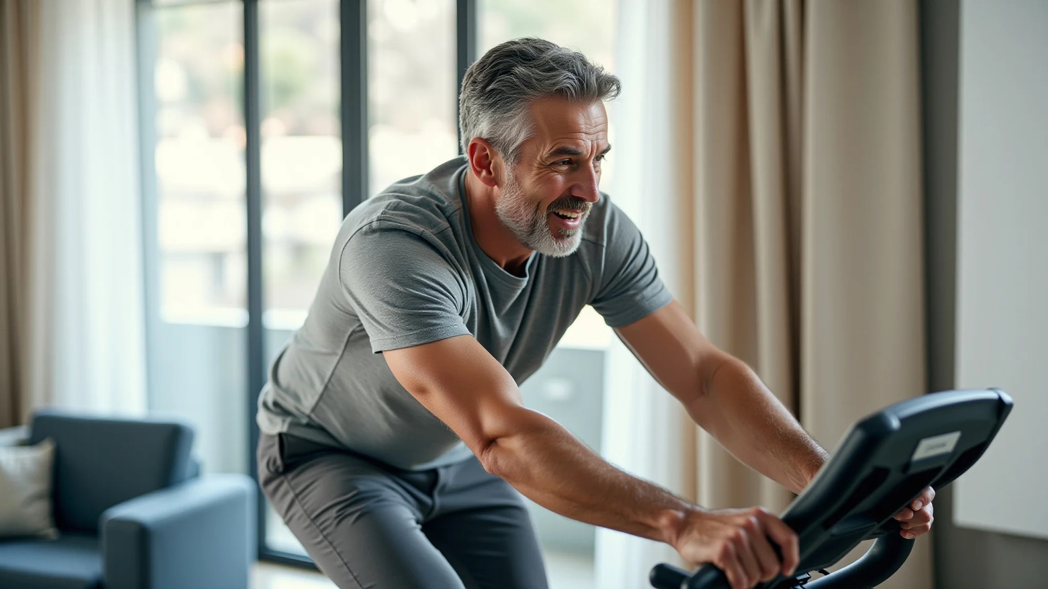 Homem de 40 anos usando bicicleta ergométrica, expressão focada.