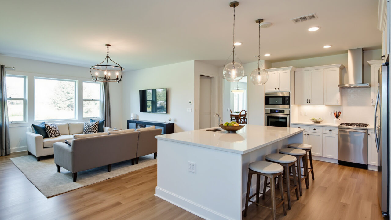 Modern American kitchen, open to living room, island, bar stools, integrated space, clean design, Cozinha moderna americana integrada.