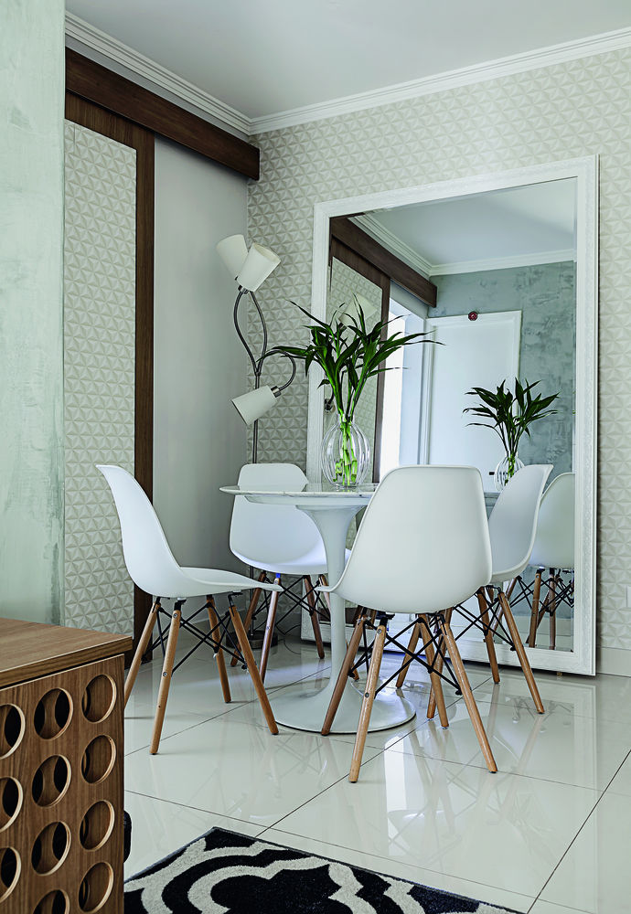 salas de jantar com espelhos na parede ...