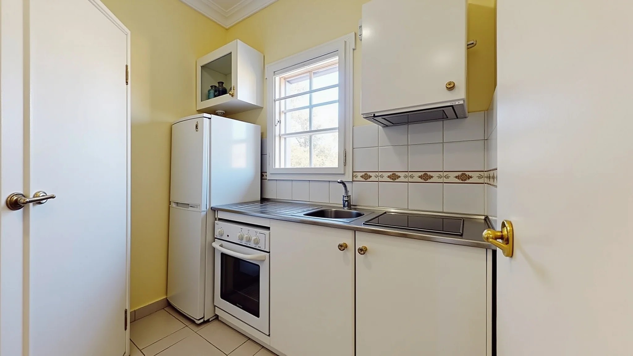 Cozinha pequena com eletrodomésticos compactos e multifuncionais.