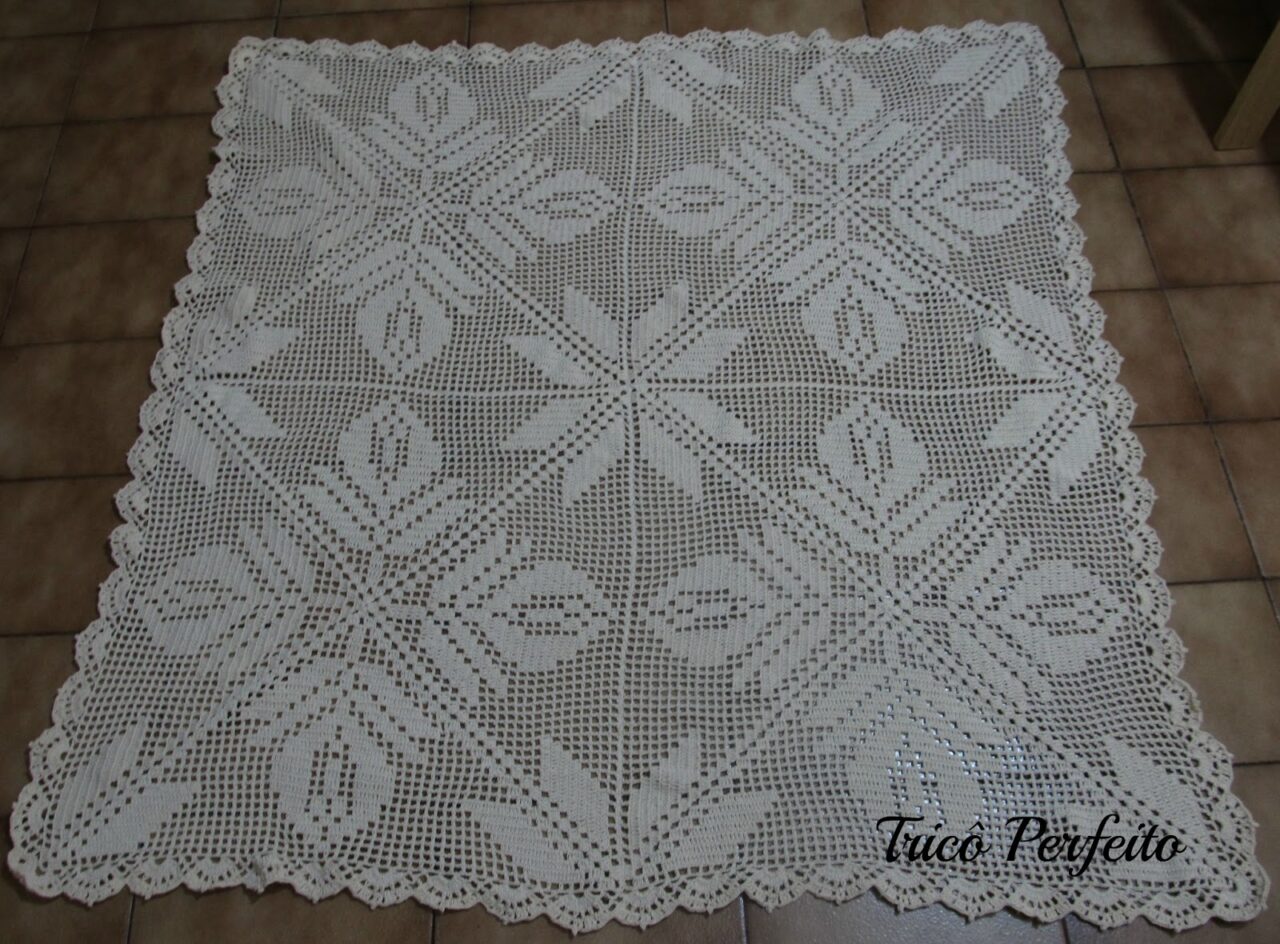 Toalha Quadrada de Crochê em Barbante