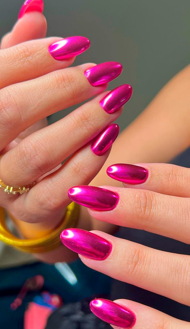 Unhas decoradas com rosa metalizado são ...