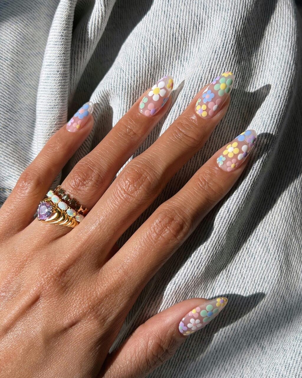 Unhas delicadas em tons pastel para ...