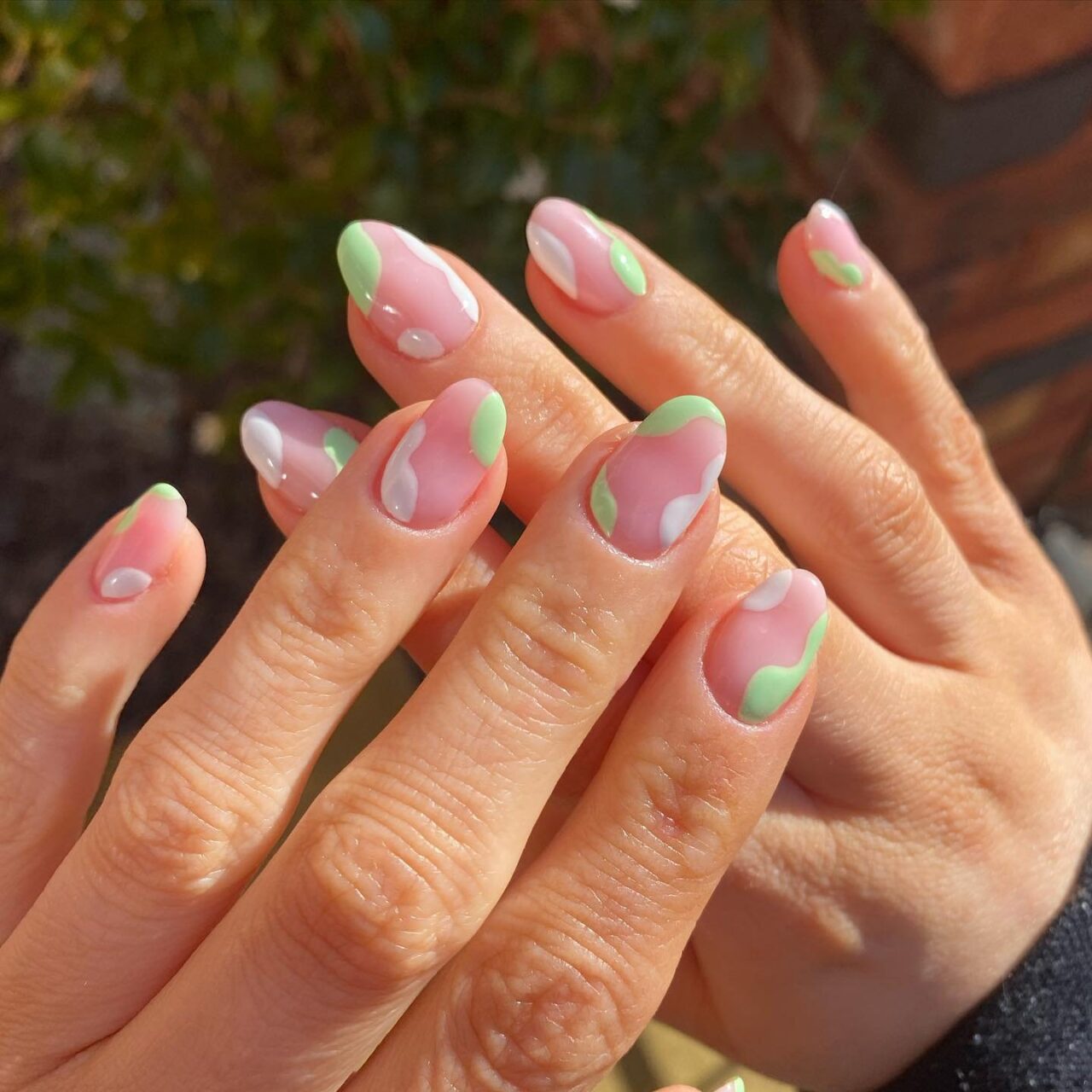 Unhas delicadas em tons pastel para ...
