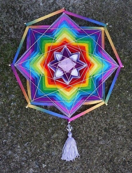 Mandala multicolorida com lã e fitas ...