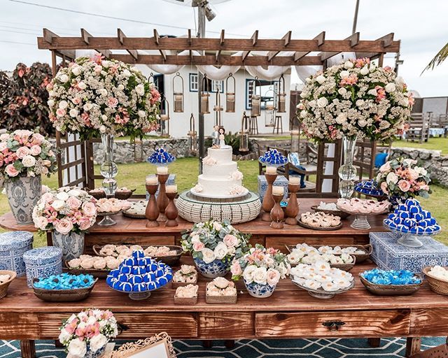 Casamento em um espaço de praia com ...
