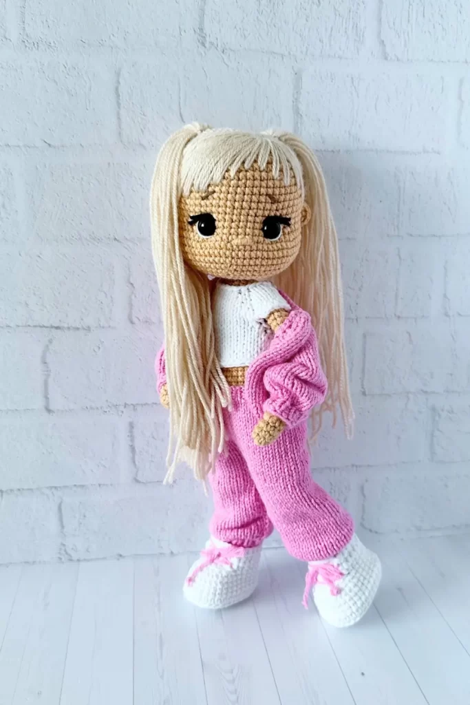 Boneca Ella Amigurumi - Croche Uma Arte