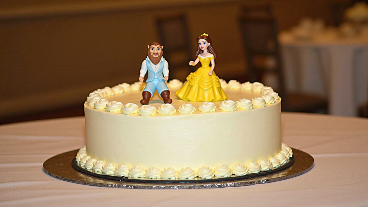 Bolo fake A Bela e a Fera com decoração elegante.