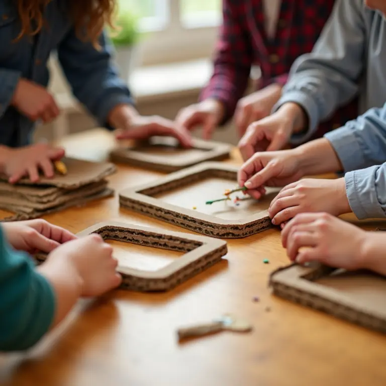 Mãos diversas criando porta-retratos de papelão em mesa de madeira.