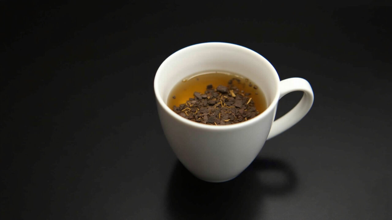 Valerian root tea in a simple mug, dark background, focus on the tea, 8k quality, studio Xícara de chá de valeriana, uma solução natural para combater a insônia.