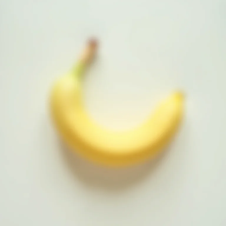 Banana madura parcialmente descascada em um fundo cinza claro.