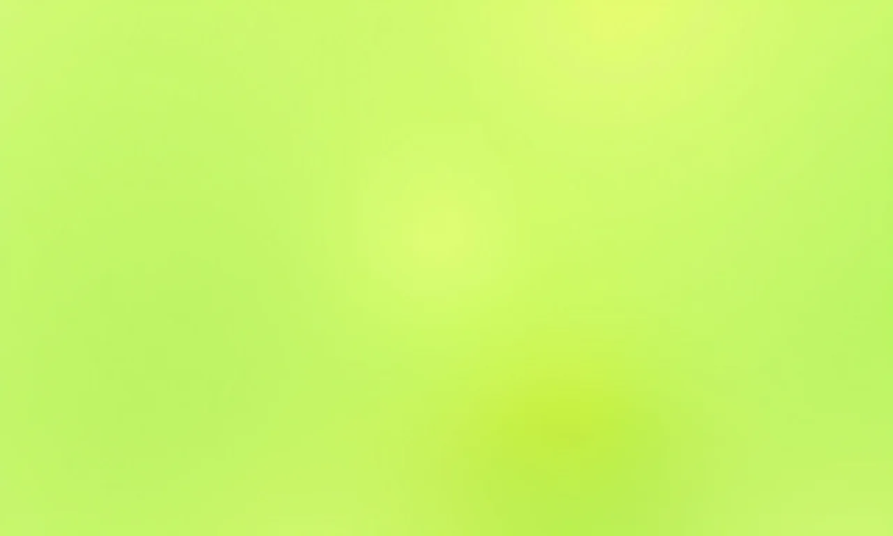 Chá verde gelado com limão e gengibre em copo alto, com gotas de condensação.