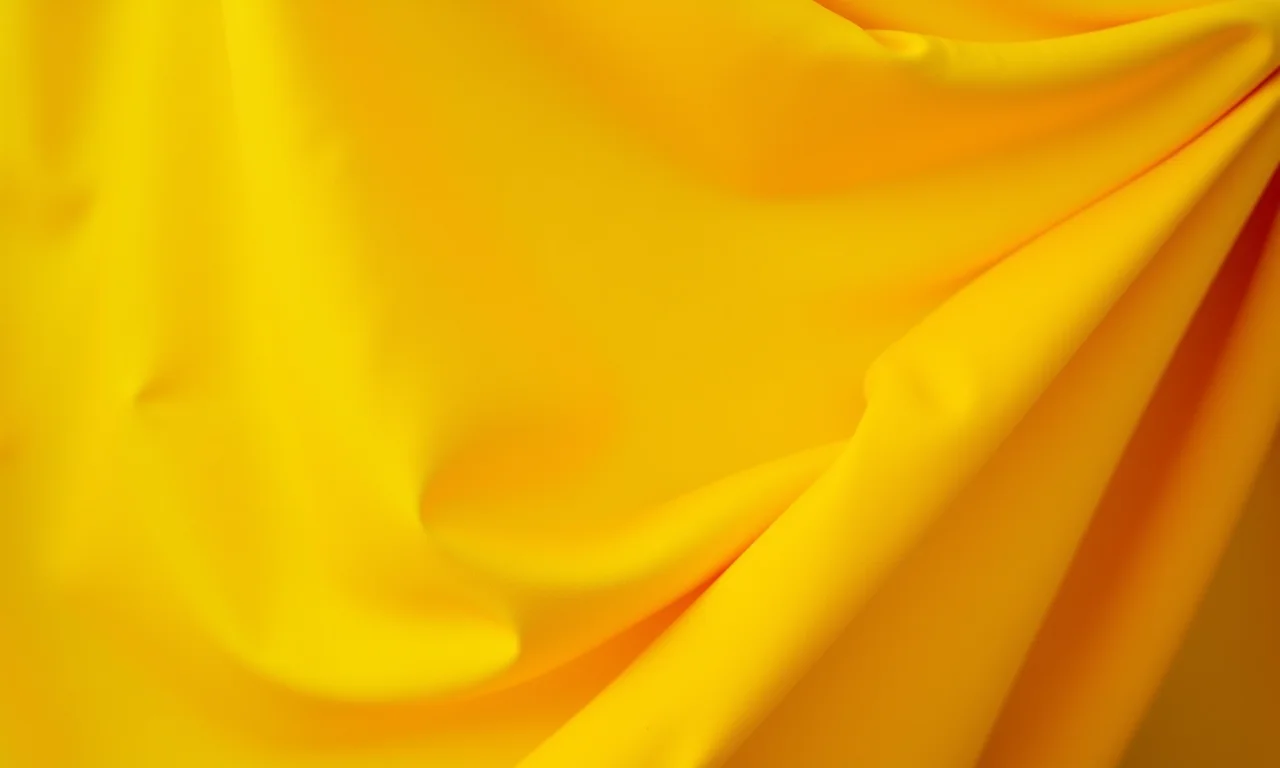 Tecido amarelo vibrante tingido com casca de cebola.