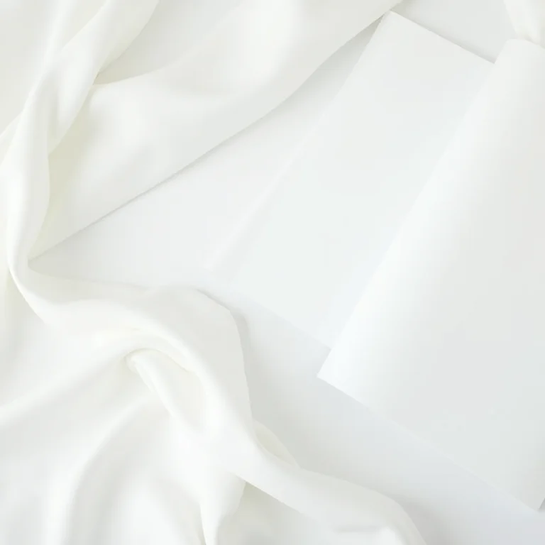 Tecido branco e papel vegetal para tela de teatro de sombras.