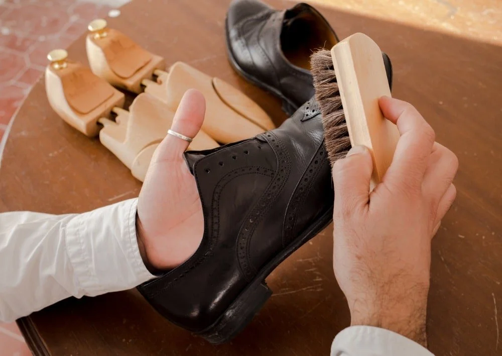 3 passos como limpar os sapatos de pele