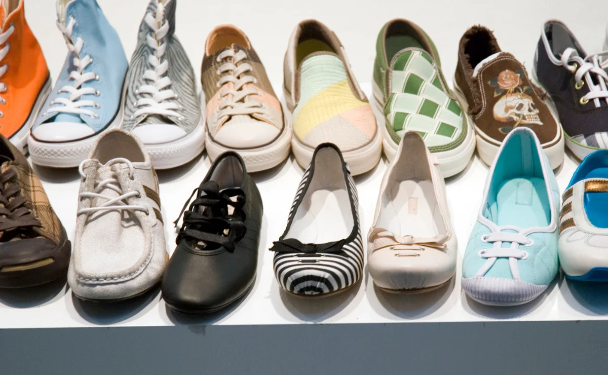 Como limpar sapatos de diferentes