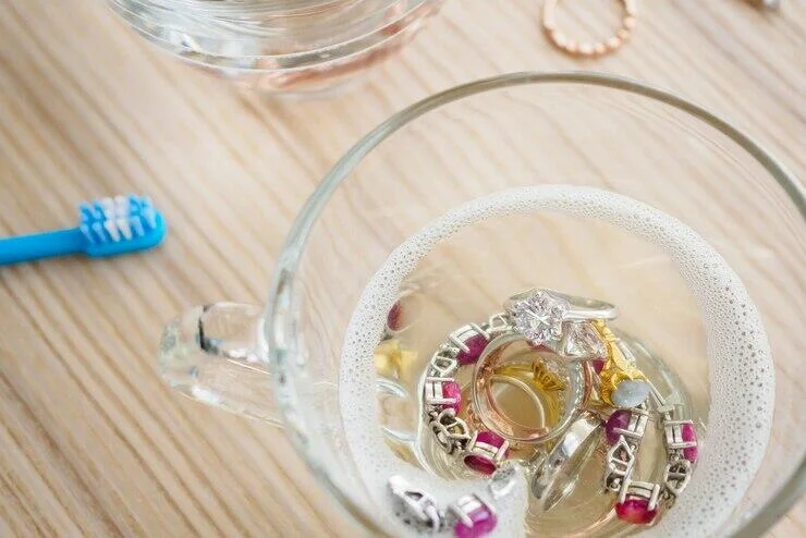 Como limpar semijoias? 5 receitas