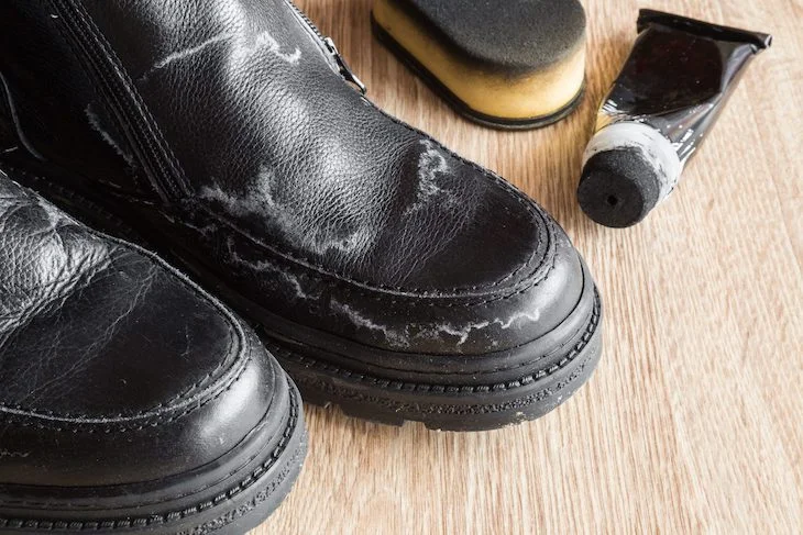 Como limpar sapatos de diferentes