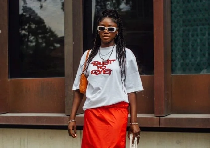 looks com camiseta branca basica - referência 8