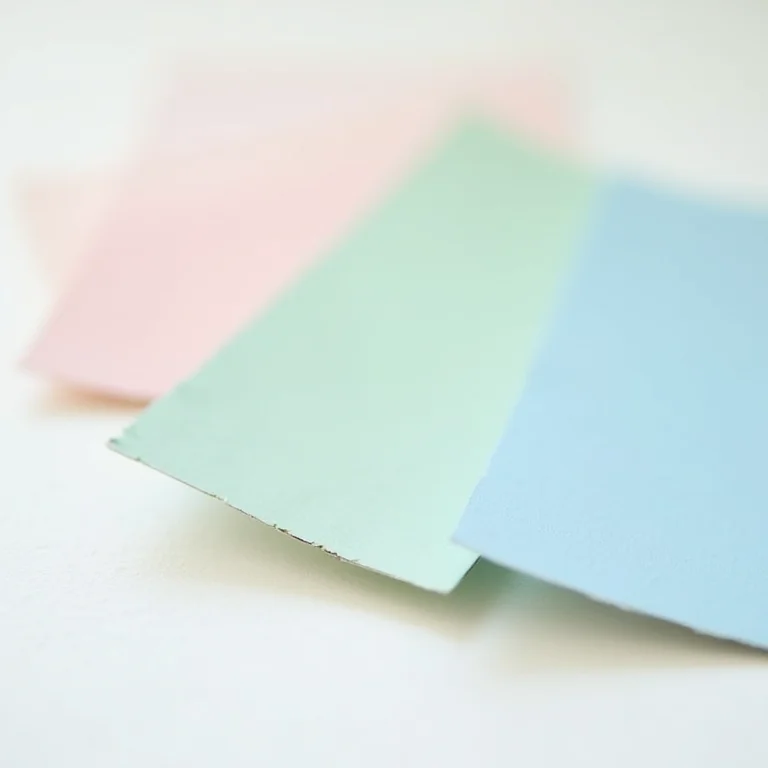 Paleta de cores suaves para quarto de casal, com tons de rosa, azul e verde